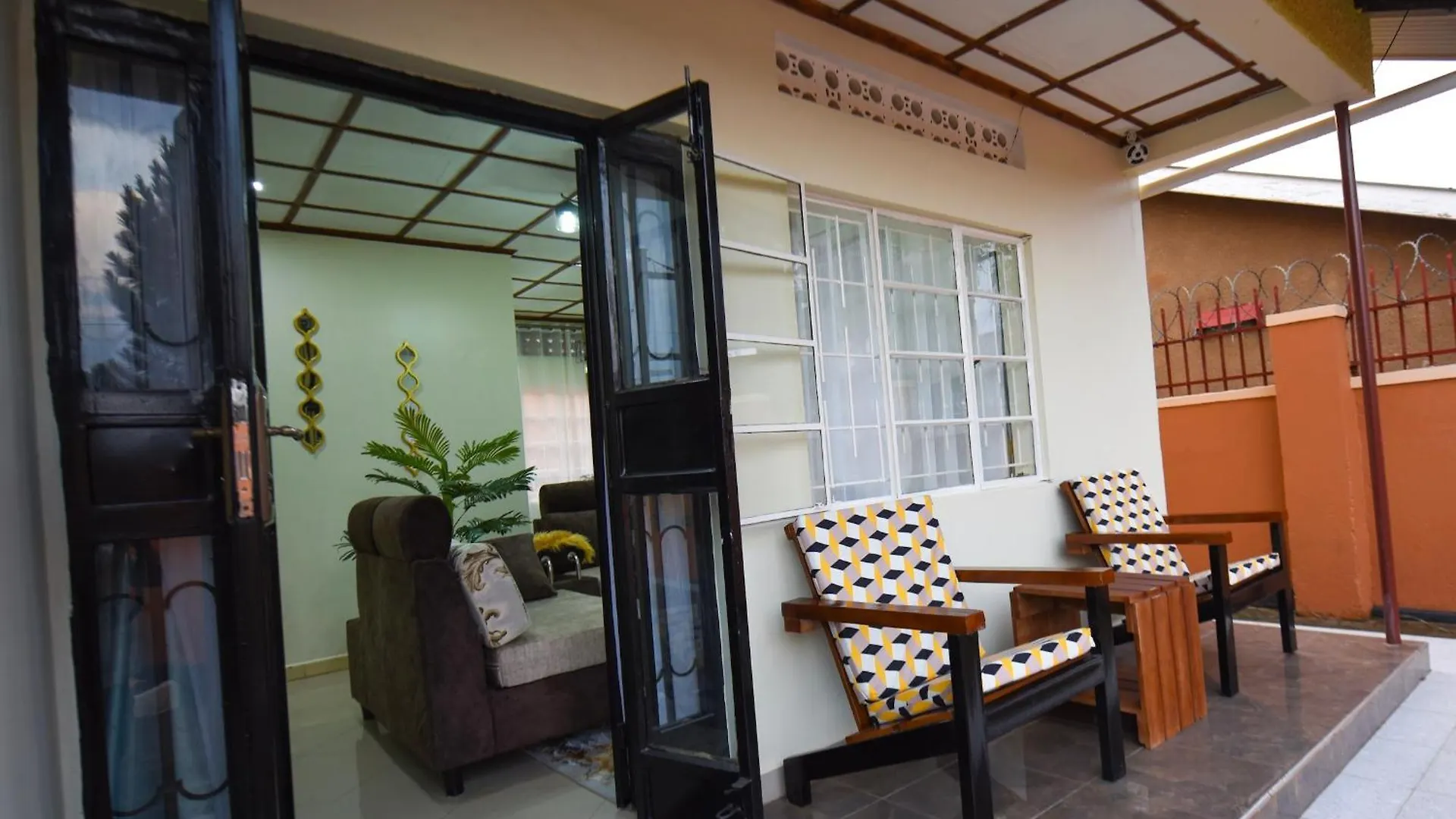 Entire 3-Bedroom Holiday Home In Kampala, Lovingly Furnished Ouganda