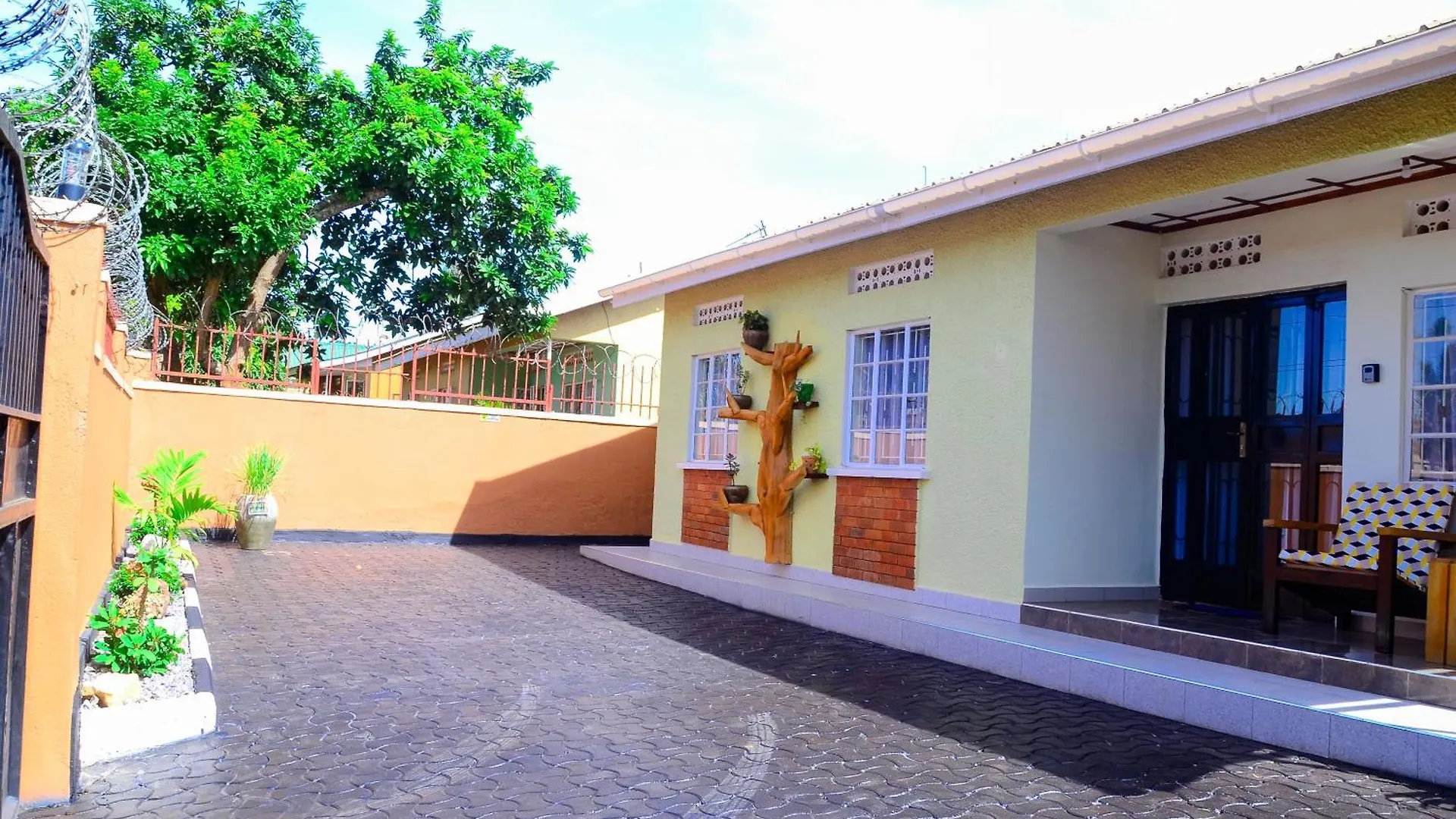 Entire 3-Bedroom Holiday Home In Kampala, Lovingly Furnished Ouganda